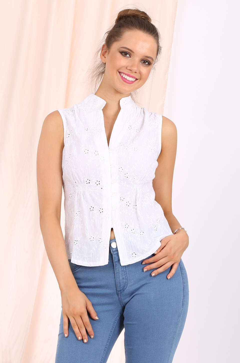 Zuri fitted shirt in eyelet fabric